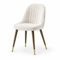 Chaise en tissu bouclé beige avec pieds bois noyer et embouts laiton
